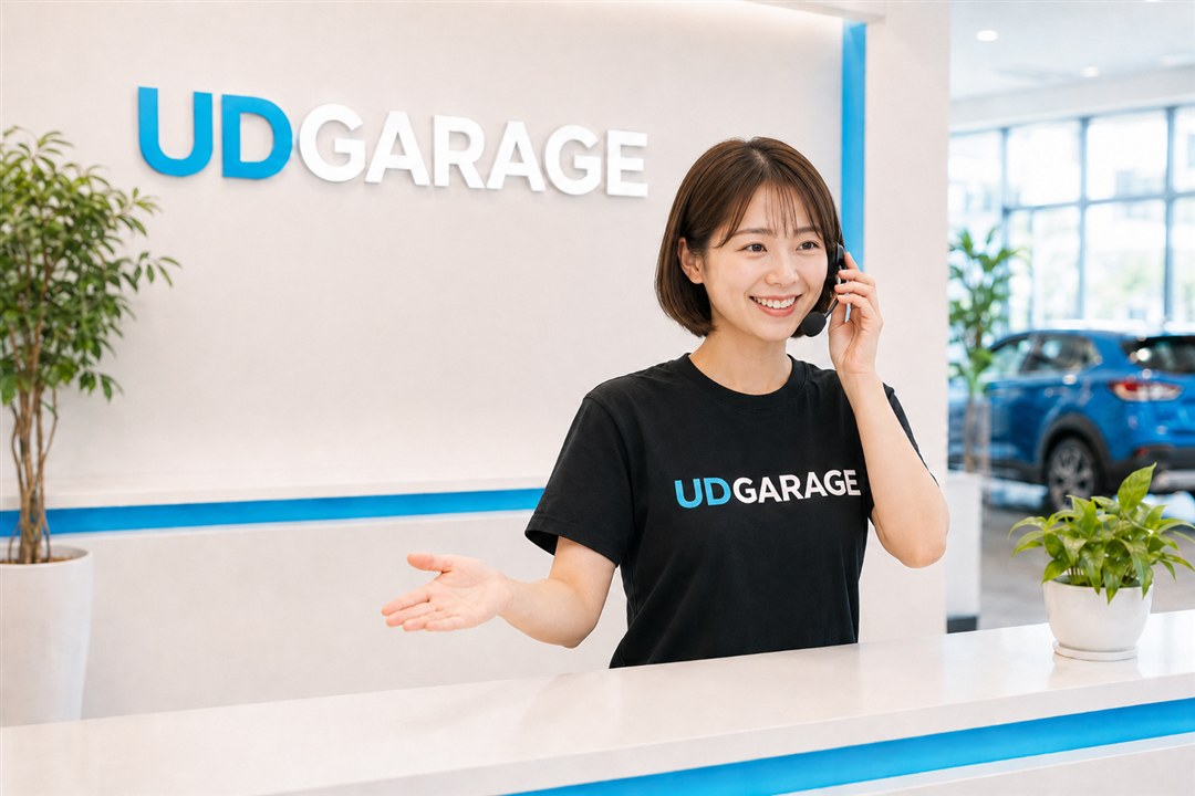 UDGARAGEのTシャツで電話・公式LINEのお客様対応をする女性スタッフ